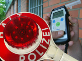 Alkoholtest Polizei Symbolbild 2