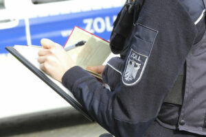 34. 600 zigaretten vom zoll beschlagnahmt Zoll symbolbild