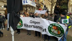 Mahnwache gegen altersarmut vor dem staatstheater mainz Demo fridays gegen altersarmut