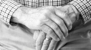 Einsamkeit: ein unterschätztes risiko für alzheimer Senior, hände