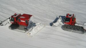 Schneepflug, pistenraupe