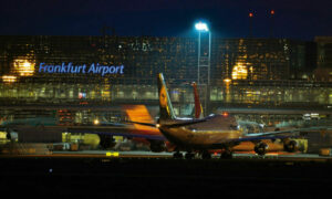 Bundesregierung holt is-frauen aus syrien nach deutschland Flughafen frankfurt bei nacht