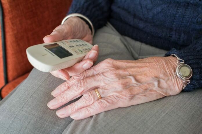 Senior, Telefon, Betrüger