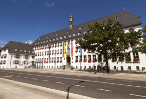 Teilsperrungen aufgrund von rückschnittarbeiten in rüsselsheim Rathaus stadt rüsselsheim am main