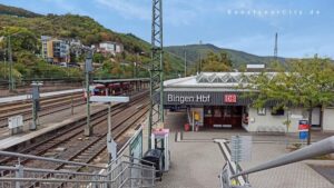 Volvo kracht in hauswand im rheingau-taunus-kreis