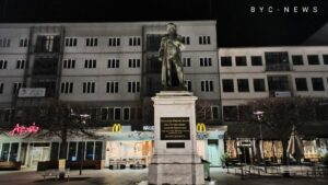 Landrat thomas will zum naturstrandbad in ginsheim-gustavsburg 1