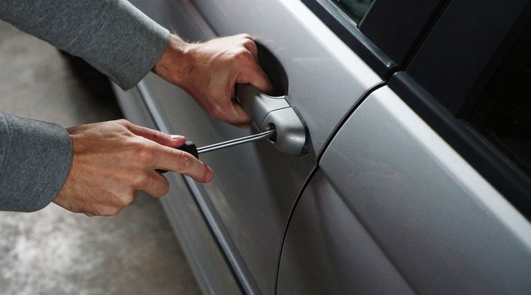 Mehrere Fahrzeuge in Essenheim aufgebrochen