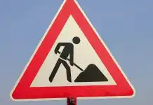 Bauarbeiten und Sperrungen auf der A67 bei Rüsselsheim Baustellenschild Symbolbild