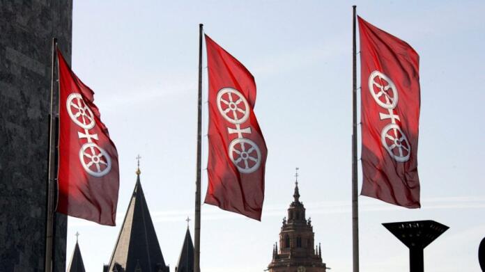 pan011 fahnen und dom scaled e1607426462231