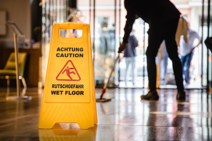 Gebaeudereinigerin bei der Arbeit e1609922998278
