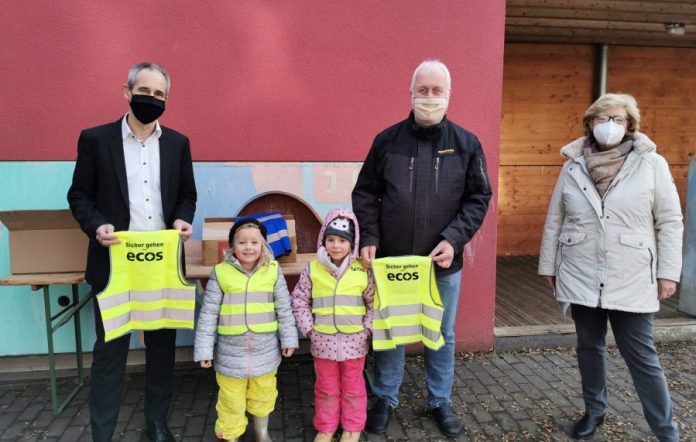 Uebergabe Leuchtwesten KiTa Gaensaugraben Jan2021 scaled e1611223934778 Uebergabe Leuchtwesten KiTa Gaensaugraben Jan2021 scaled e1611223934778