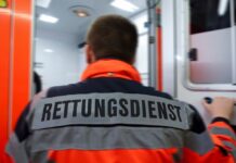 Schwerer Unfall zwischen VW und BMW in Hochheim shutterstock 1375060520