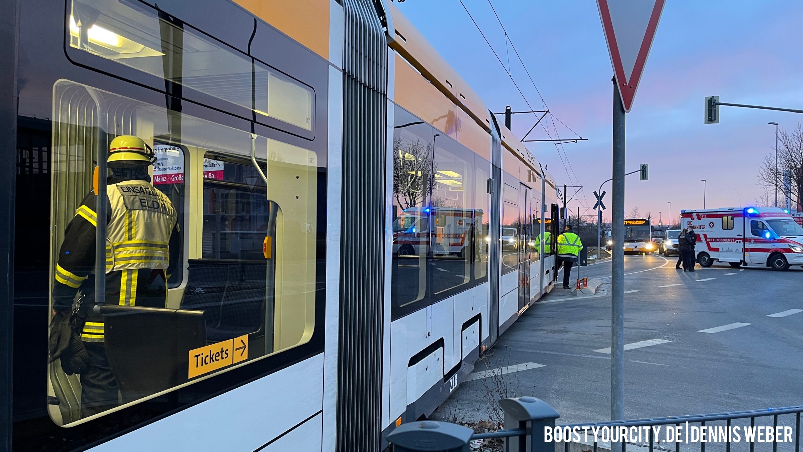 Verkehrsunfall mit Straßenbahn in Mainz-Bretzenheim | Foto: Dennis Weber