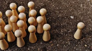 Schwerer verkehrsunfall mit eingeklemmter person auf der saarstraße