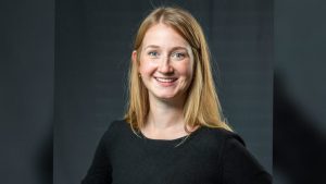 Personen mit maschinenpistolen in der nähe vom flughafen frankfurt