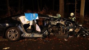 Pol rbk r srath pkw prallt gegen baum beifahrerin verstorben e1612790782824