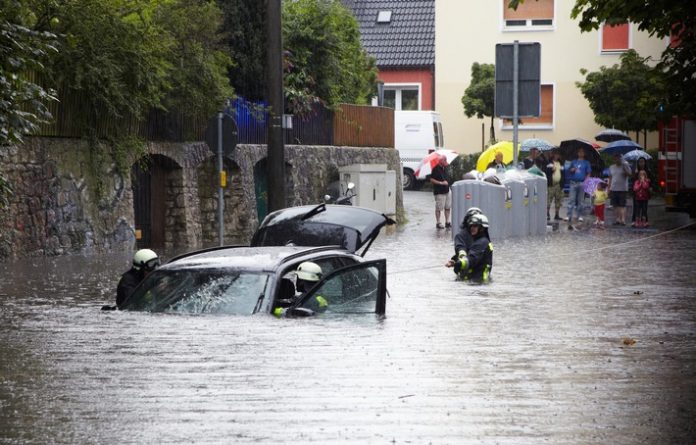 wenn das auto nasse f e kriegt berschwemmungssch den sind in der kasko mitversichert