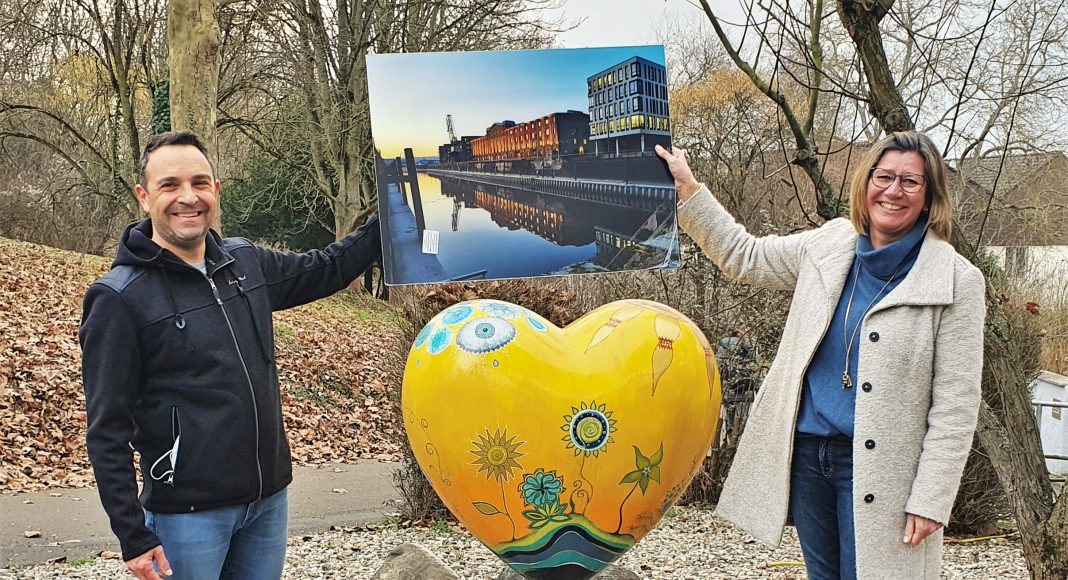 2021 03 04 16.35.29 thorsten luettringhaus mainz foerderverein fuer tumorkranke kinder rinaldo roberto Fotouebergabe Spende