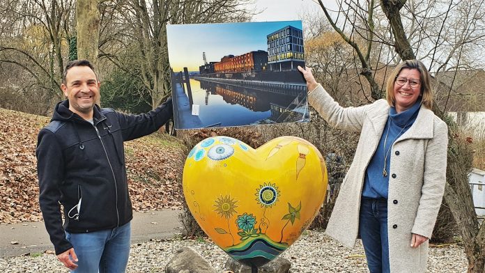 2021 03 04 16.35.29 thorsten luettringhaus mainz foerderverein fuer tumorkranke kinder rinaldo roberto Fotouebergabe Spende