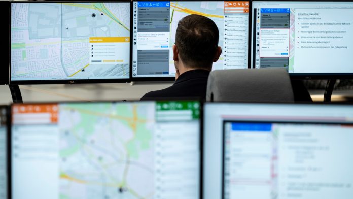 DasNeuesEinsatzleitsystembasiertaufKartenCopyrightFeuerwehrFrankfurtFotoSalomeRoessler scaled e1615285746275 DasNeuesEinsatzleitsystembasiertaufKartenCopyrightFeuerwehrFrankfurtFotoSalomeRoessler scaled e1615285746275