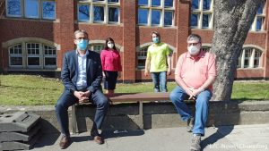 Charity-aktion: pressesprecher polizei mainz spendet bild vom zollhafen für krebskranke kinder