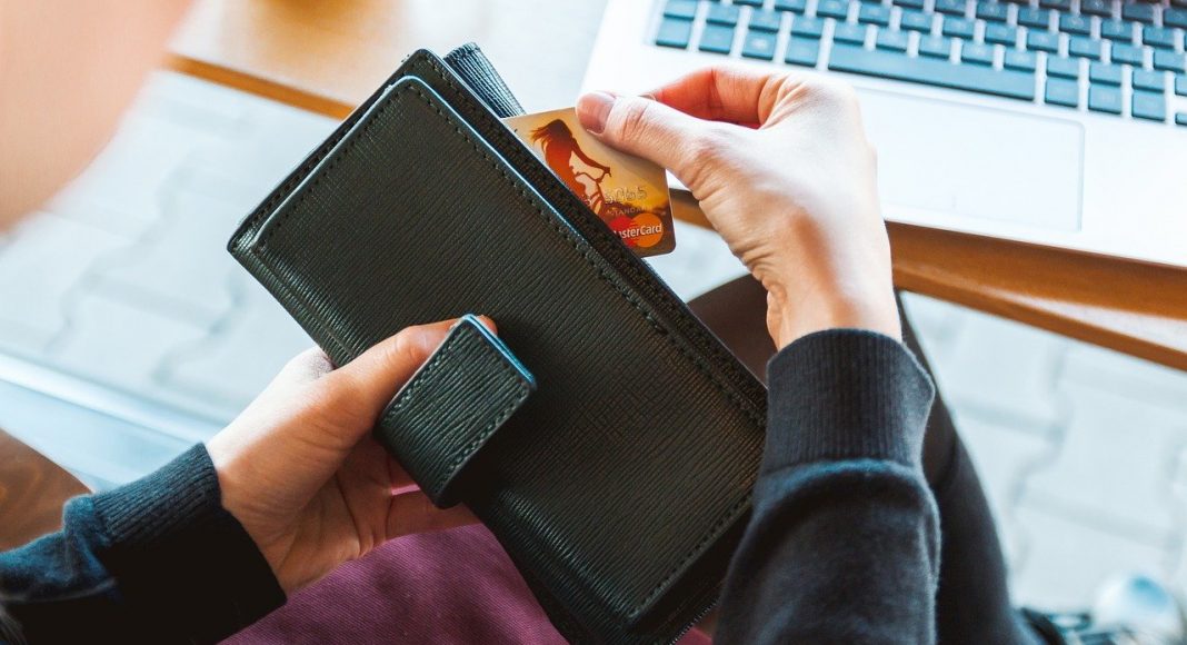 JESHOOTS com 40pixabay.com   wallet 2125548 1280 2 e1615809993311