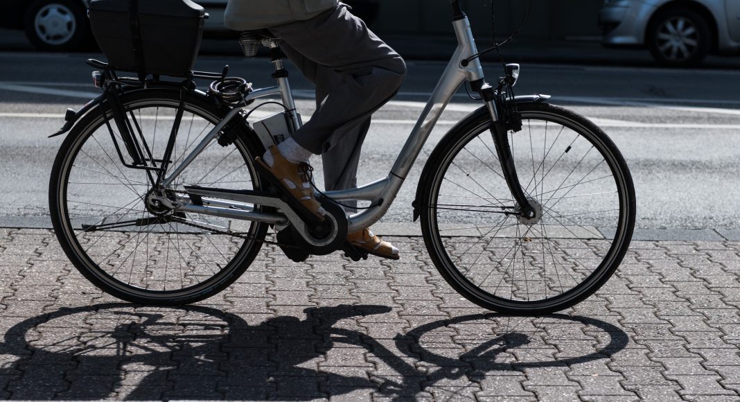 SeniorenE Bike AdobeStock 214185868 scaled e1614670493407