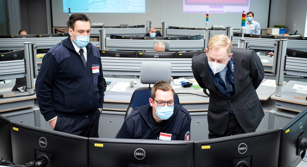 SicherheitsdezernentMarkusFrankinformiertsichbeiderFeuerwehrFrankfurtueberdasneueEinsatzleitsyste scaled e1615285657447