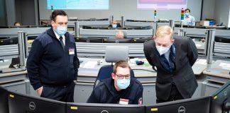 SicherheitsdezernentMarkusFrankinformiertsichbeiderFeuerwehrFrankfurtueberdasneueEinsatzleitsyste scaled e1615285657447