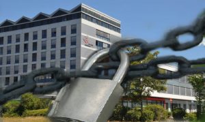 Volksbank mainspitze spendet neue sitzbank vor dem tigz in gustavsburg