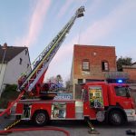 Meterhohe flammen und verletzte person bei wohnhausbrand in monsheim