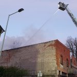 Meterhohe flammen und verletzte person bei wohnhausbrand in monsheim 1