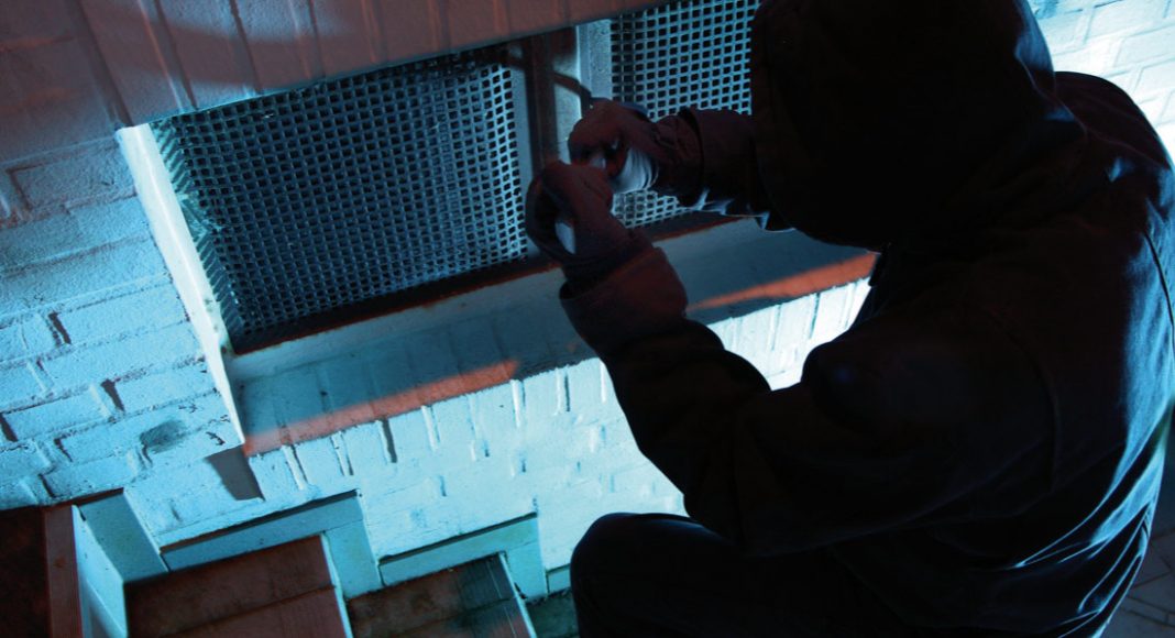 Einbrecher Kellerfenster