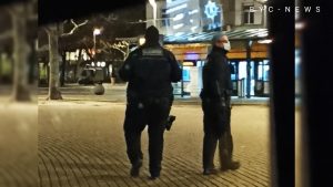 Obdachlose familie mit kindern lebt auf der treppe am bahnhof in mainz-kastel 1
