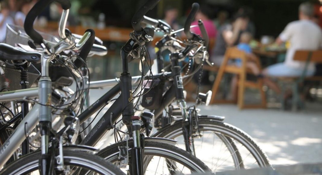 fahrraeder rheinpromenade KolbsBiergarten Foto R Uhrig 0953 42139806 6e4e3d30@1100w