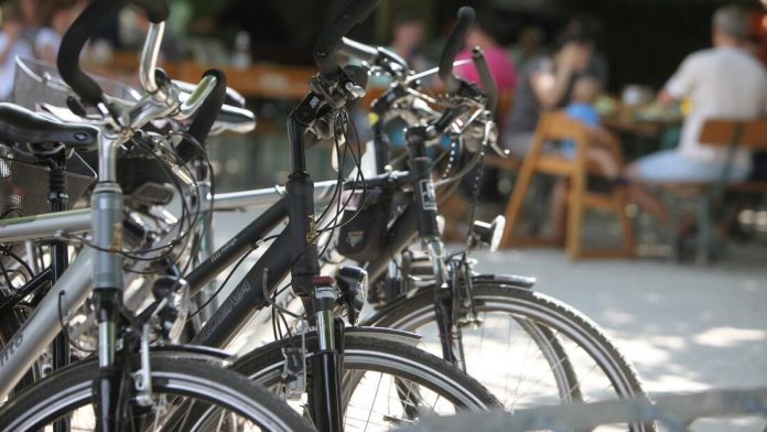 fahrraeder rheinpromenade KolbsBiergarten Foto R Uhrig 0953 42139806 6e4e3d30@1100w