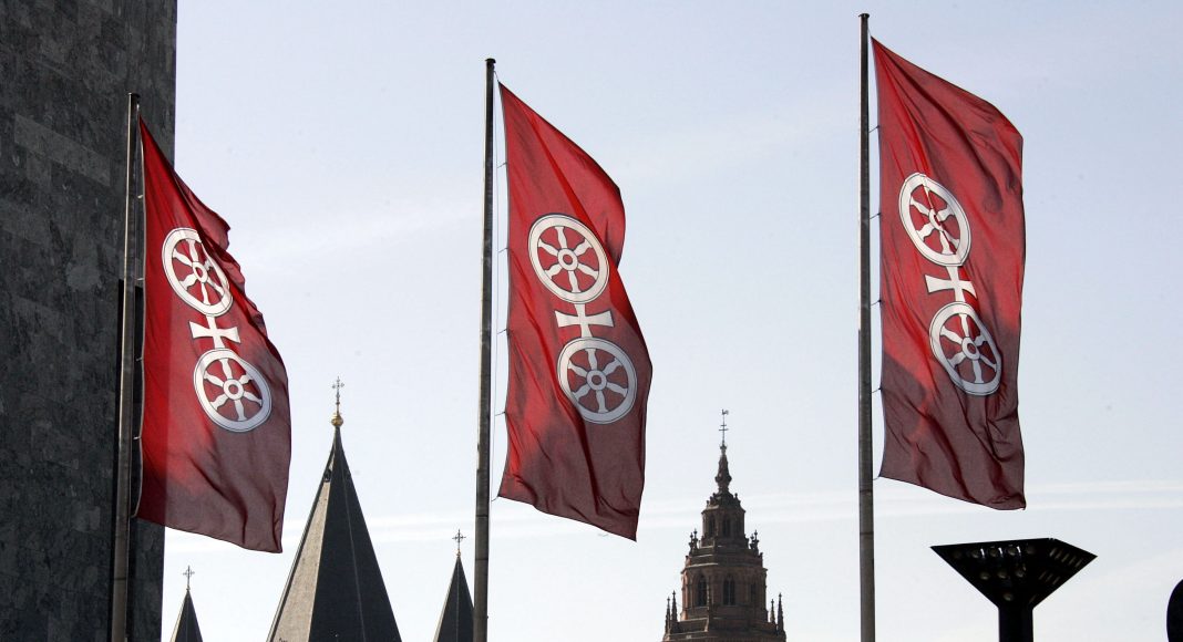 pan011 fahnen und dom 1 scaled e1618923160941