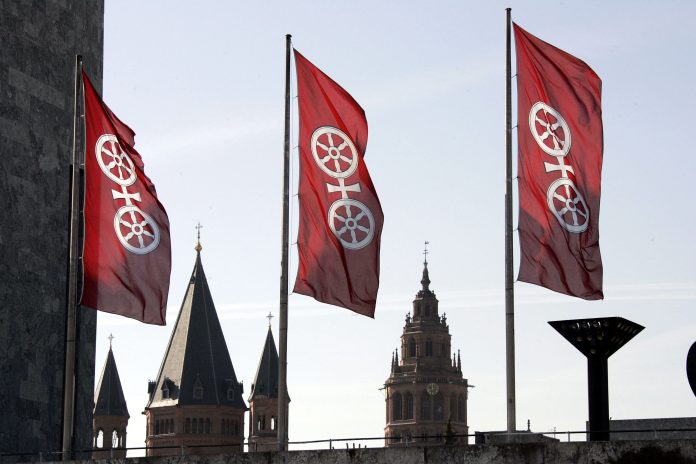 pan011 fahnen und dom 1 scaled e1618923160941