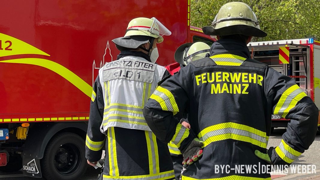 Mainz Feuerwehr rettet Besitzer und Hunde aus Wohnung BYCNews