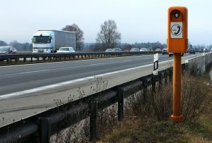 Gegenstände von brücke in mainz-weisenau auf die autobahn a60 geworfen Autobahn notrufsaeule sos