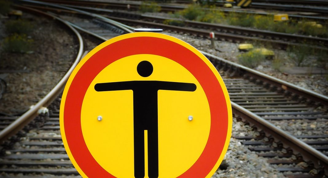 Bahnverkehr Achtung Warnschild