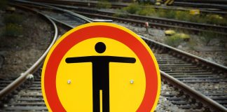 Bahnverkehr Achtung Warnschild