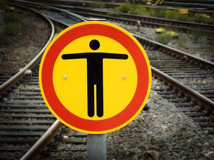 Bahnverkehr Achtung Warnschild