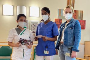 Bereichsleiterin antje chroszcz rechts ueberreicht persoenlich geschriebene dankeskarten und kleine praesente an die pflegekraefte 5 21 e1620854252147