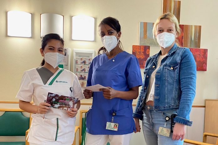 Bereichsleiterin Antje Chroszcz rechts ueberreicht persoenlich geschriebene Dankeskarten und kleine Praesente an die Pflegekraefte 5 21 e1620854252147