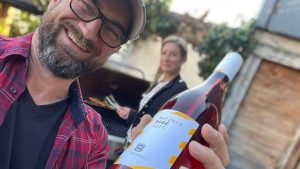 Ein herz für echte kerle - weingut aus ingelheim bringt "männer-rosé" auf den markt Dautermann maennerrose menschen foto thomas werle dasw 3d