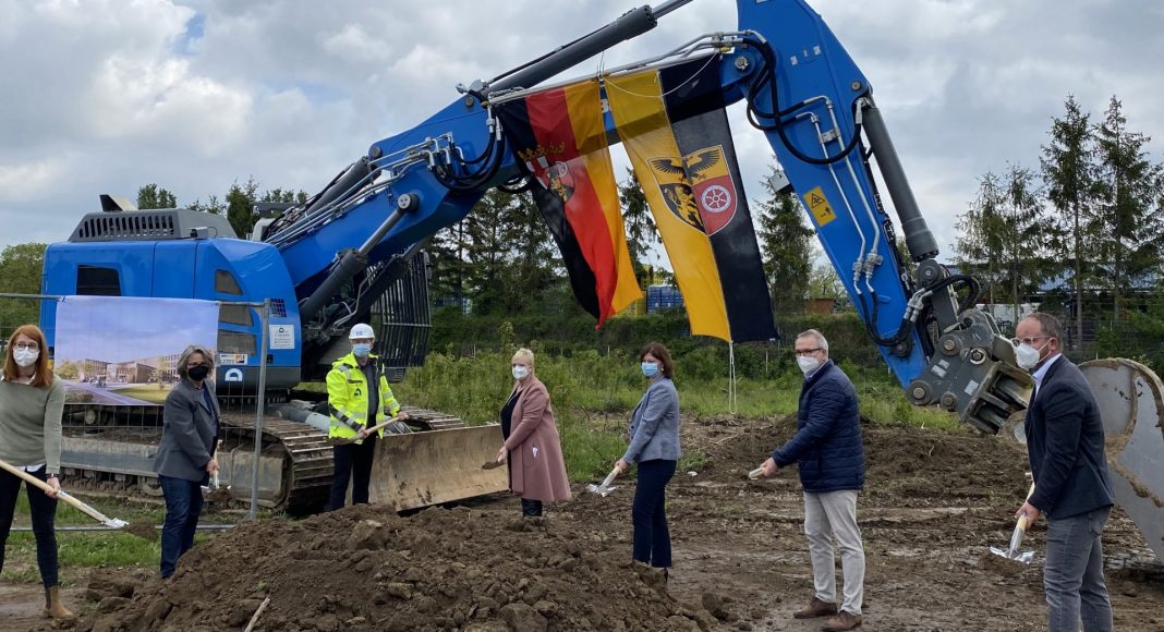 F 2105 Spatenstich 1 F 2105 Spatenstich 1