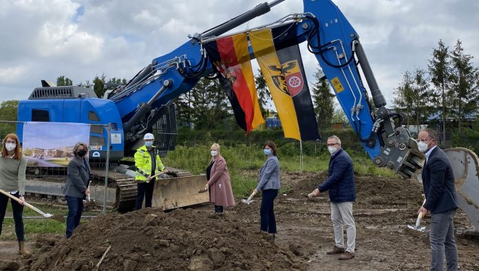 F 2105 Spatenstich 1