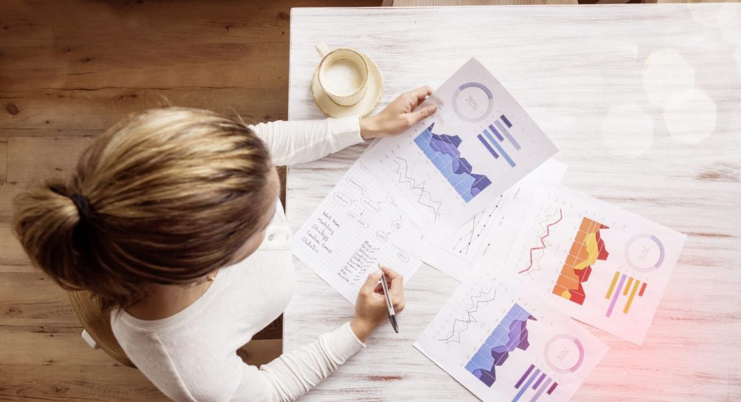 Frau am Schreibtisch