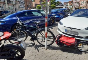 Rote und blaue straßenschilder in mainz markieren den rhein Rote und blaue straßenschilder in mainz markieren den rhein